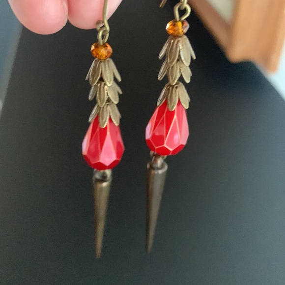 Red dangle earrings with spikes - Picture 5 of 6